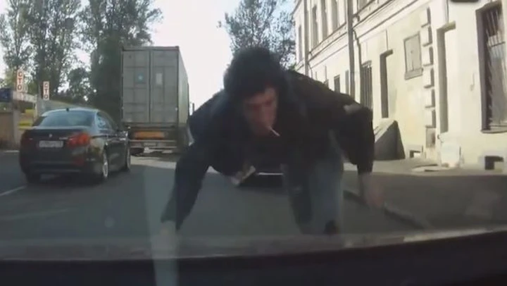 Russia: pedoni si fanno investire dalle auto, idiozia o truffa?