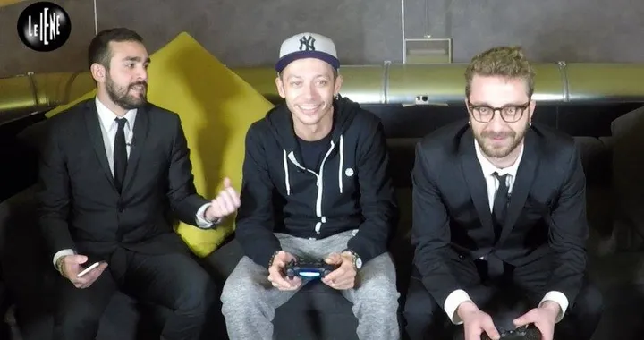 Valentino Rossi sfida le Iene alla Playstation! [Video]