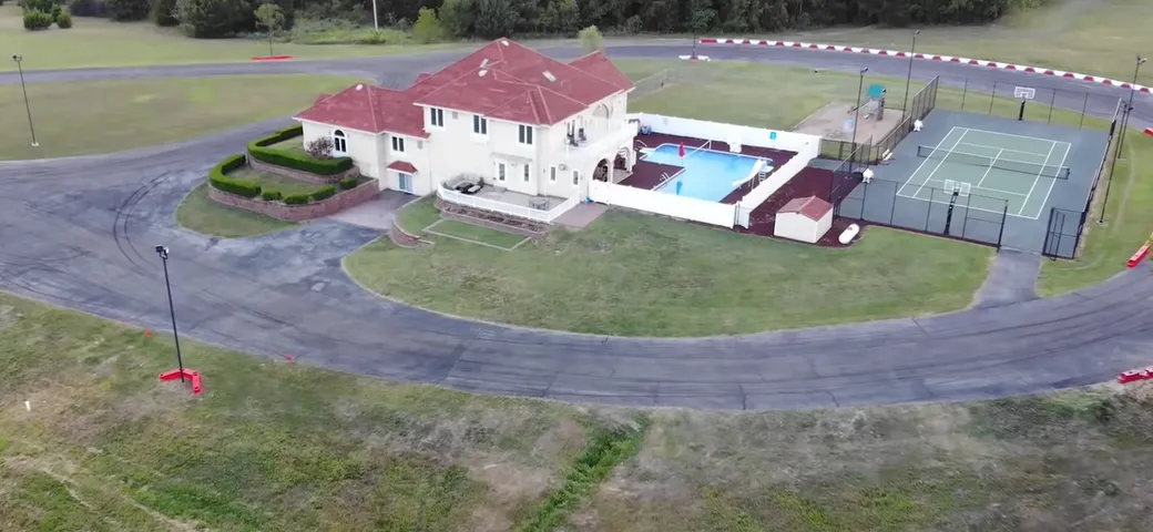 Casa con pista privata? Questa villa in affitto su Airbnb ne ha due...