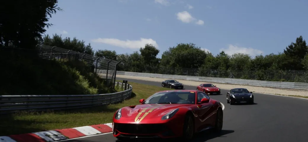 40 Ferrari F12berlinetta al Nurburgring [Video]