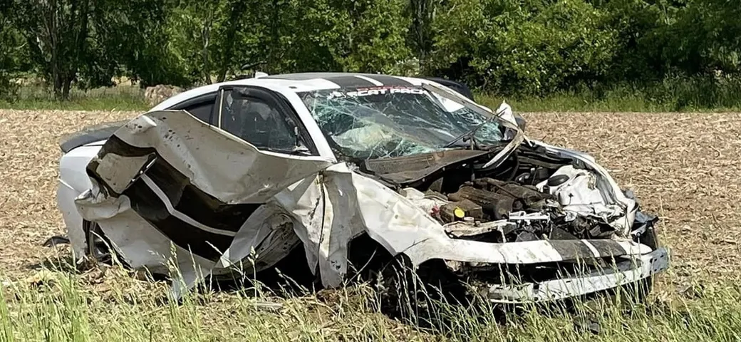 Sopravvive per miracolo dopo aver rubato una Dodge Charger da un'asta e averla distrutta a 263 km/h