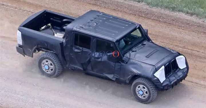 Jeep Wrangler pick-up: prime foto spia