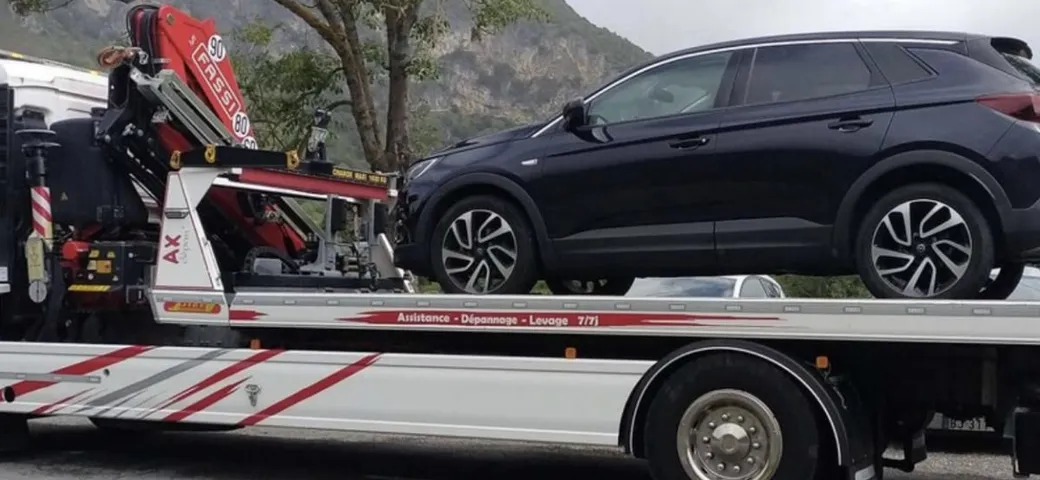 Sfreccia a 183 km/h sotto la pioggia: patente sospesa e carcere
