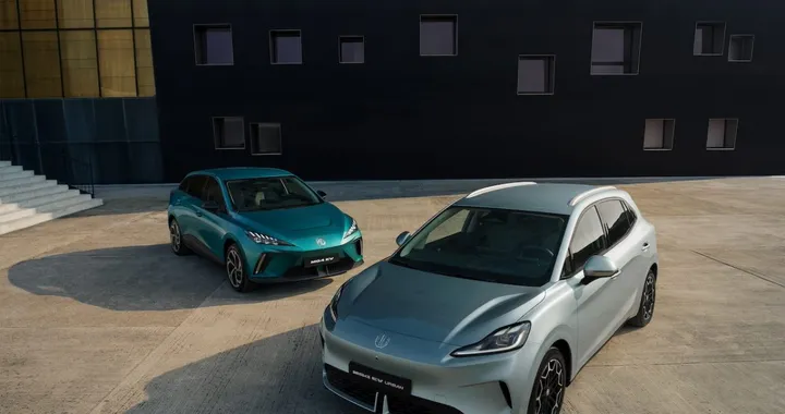 Nuova MG4, arrivano le versioni EV e Urban: si parte da circa 25.000 euro