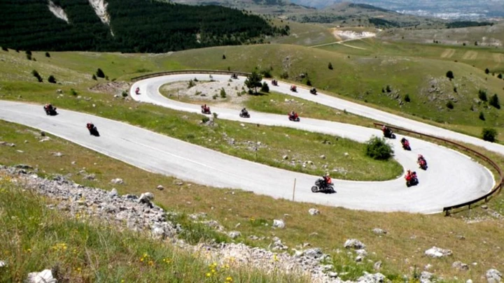 Moto in estate: gli errori più comuni che aumentano il rischio di incidenti