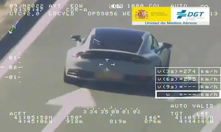 Un elicottero per inseguire la Porsche 911 in autostrada [Video]