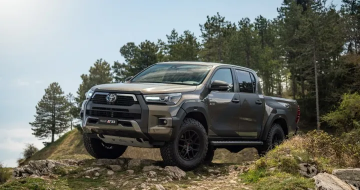 Toyota Hilux AT33 Arctic Trucks: debutta in Italia