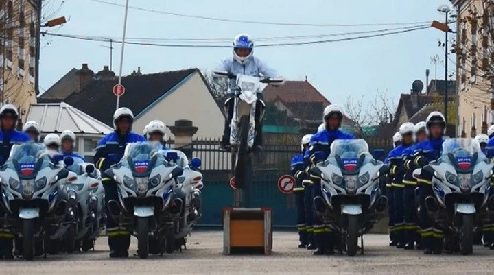 L'incredibile danza in moto della Polizia Francese [Video]
