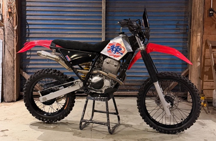 Questa Honda XR250 era una chopper: ora è una enduro da rally