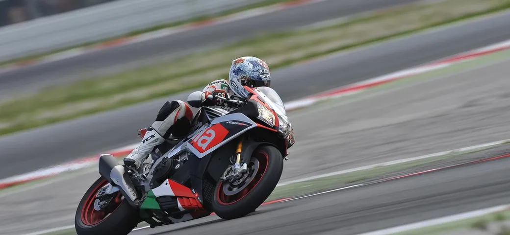 Aprilia RSV4 RF 2015: prova in pista a Misano