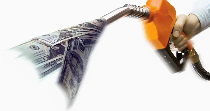 Vacanze finite e prezzo della benzina in calo. Perché solo adesso?
