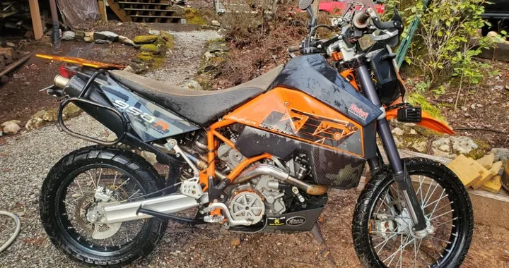 KTM 950 Super Enduro: il mito dell’enduro potente e senza fronzoli