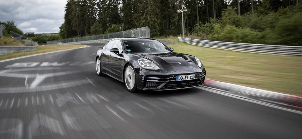 Porsche Panamera: foto spia ufficiali della versione restyling