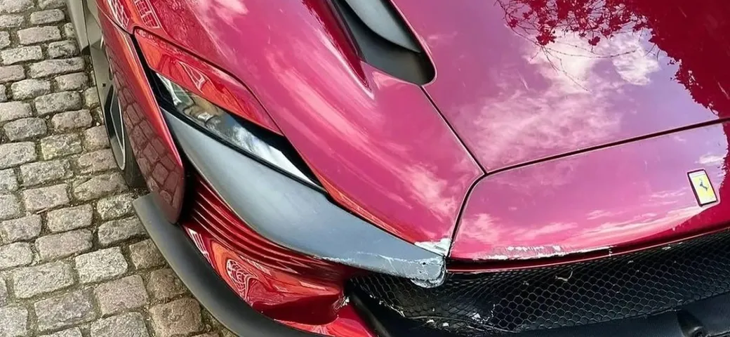 Ferrari Daytona SP3 si schianta a Londra: il conto dei danni è da panico