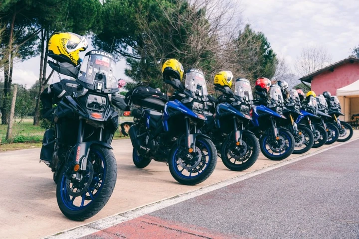 Suzuki protagonista al Giro d’Italia 2026 con oltre 70 moto