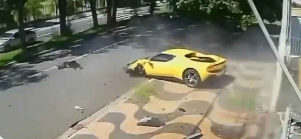 Ferrari 296 GTB, terribile incidente: al volante un dipendente della concessionaria [VIDEO]