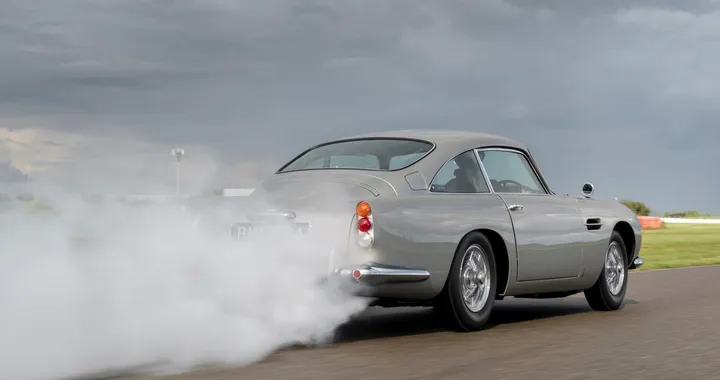 Aston Martin DB5 Goldfinger Continuation: si parte!