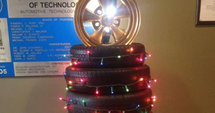 L'albero di Natale si misura in pollici. L'Epic Win è con le gomme