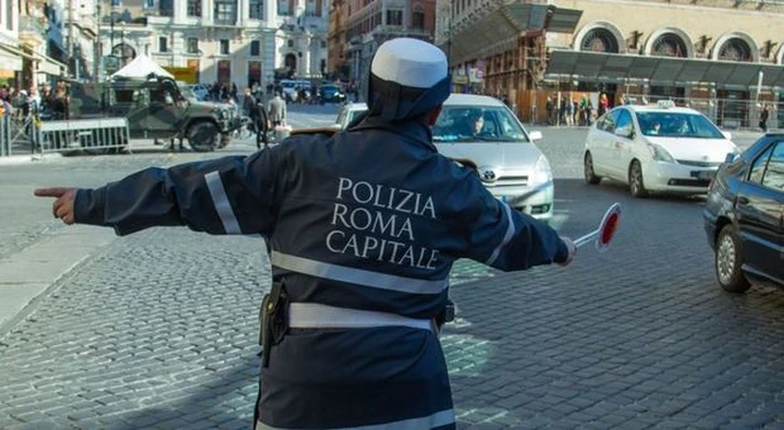 Duello con i Vigili, non si ferma all'alt e prende la via contromano