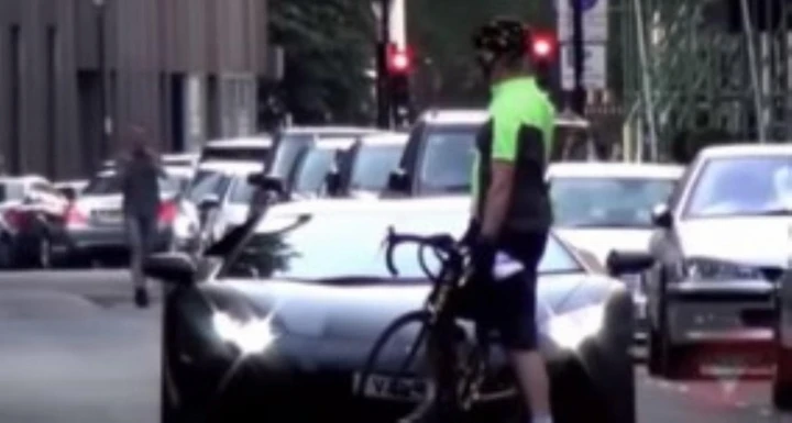 Lamborghini Aventador bloccata da un ciclista [Video]