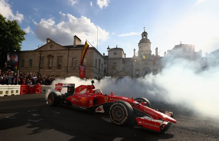 F1 Milano Festival: Vettel contro le barriere durante l’esibizione [VIDEO]