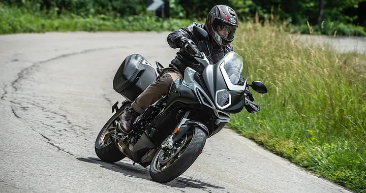 MV Agusta Turismo Veloce 800 Lusso SCS: primo contatto