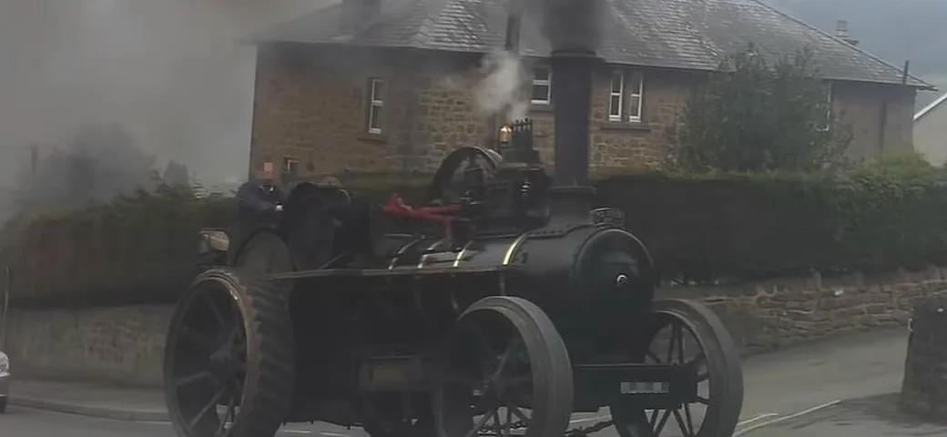 Strano ibrido fra trattore e locomotiva