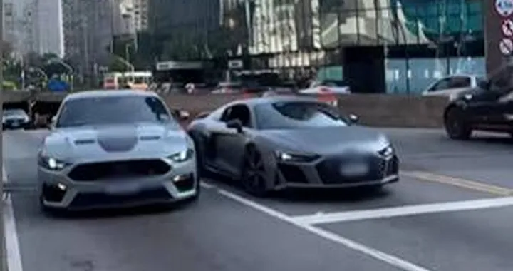 Mustang a tutta birra evita di un soffio il contatto con l'Audi R8 | Video