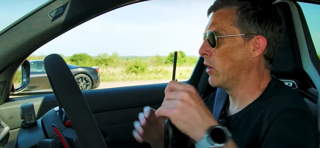 Ferrari SF90 Spider contro BMW M3 Touring: una drag race ad alta tensione
