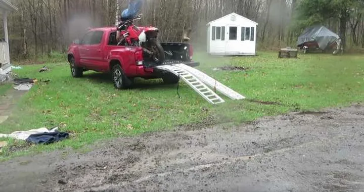 Come NON caricare la moto sul pick up [Video]