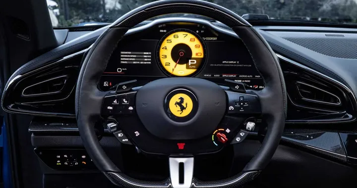 Ferrari reintroduce i pulsanti fisici, ritorno ai tasti sul volante
