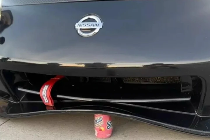 Con la Nissan 370Z non riesce a schiacciare una lattina [Video]