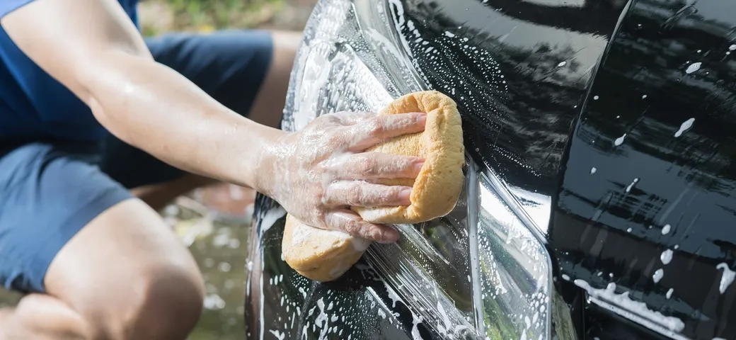 Come pulire l'auto: i consigli fai da te per gli interni, carrozzeria e per macchie difficili