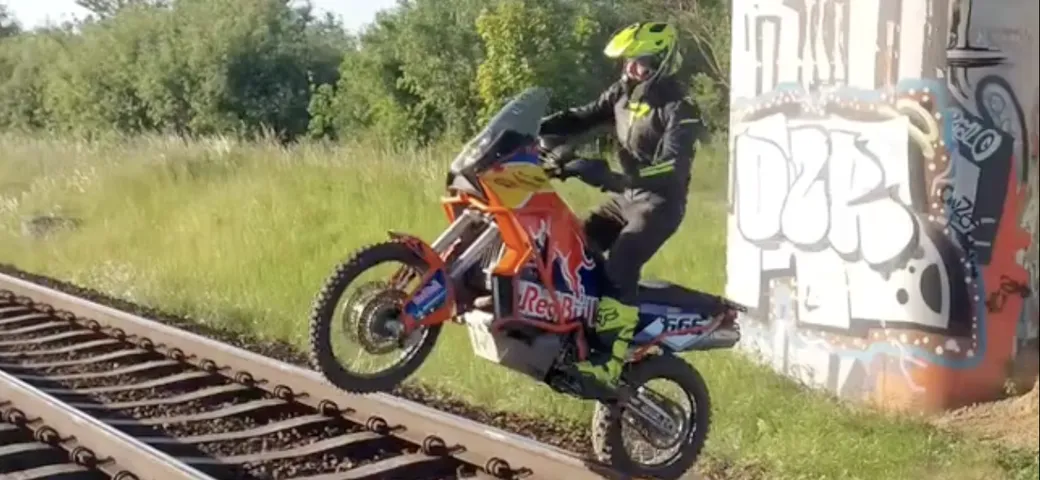 Salta i binari in sella ad una KTM 990 Adventure: il video