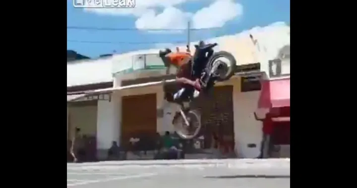 Caduta in moto dopo il salto dal trampolino [Video]