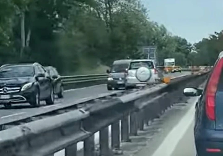 SUV contromano in superstrada: l'incidente è inevitabile [Video]