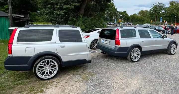 Taglia una Volvo V70 e la trasforma in una roulotte per due: dentro c’è anche un letto