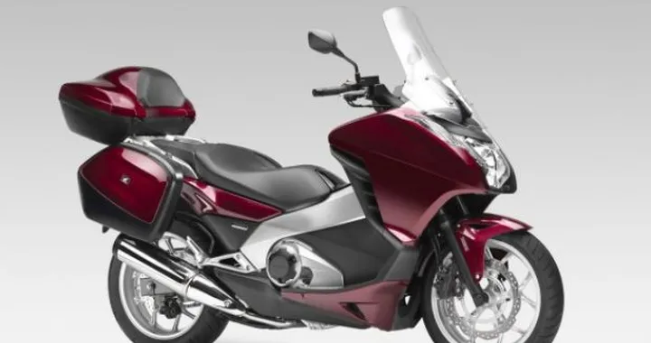 Honda presenta lo scooter Integra e il nuovo motore bicilindrico da 700cc