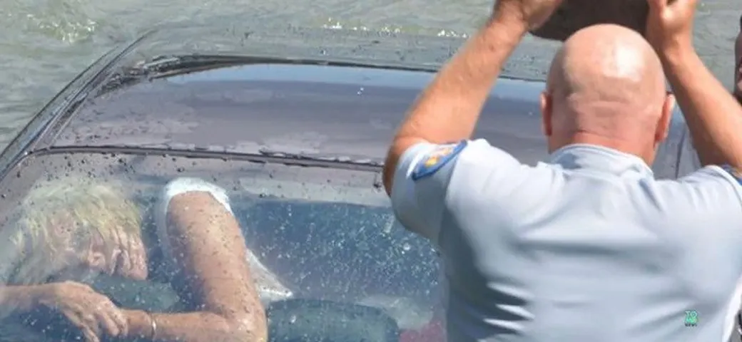 Cade in mare con la BMW, la salvano rompendo il lunotto posteriore [Video]