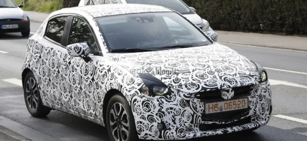 Mazda2 2015: foto spia