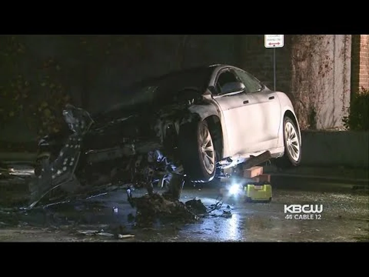 Una Tesla Model S va a fuoco dopo aver bucato una ruota [VIDEO]