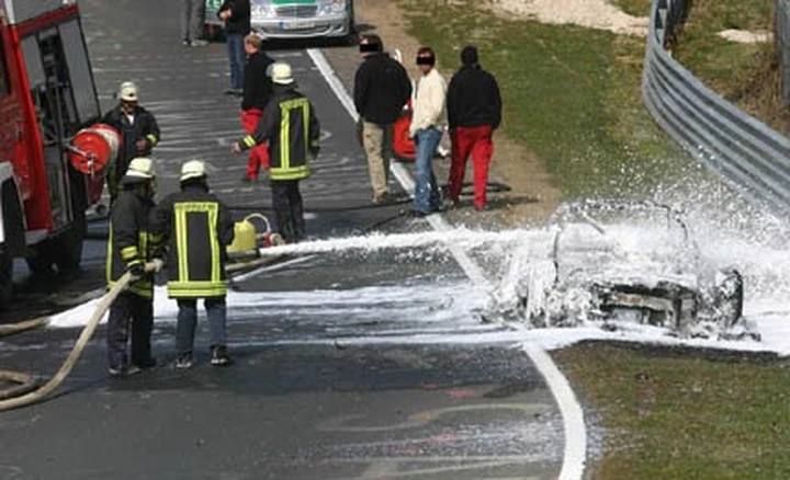 Nurburgring: il muletto di un'Audi R8 V10 prende fuoco