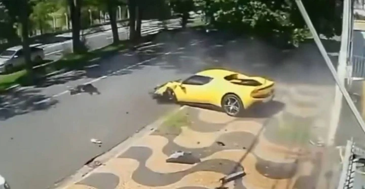 Ferrari 296 GTB, terribile incidente: al volante un dipendente della concessionaria [VIDEO]