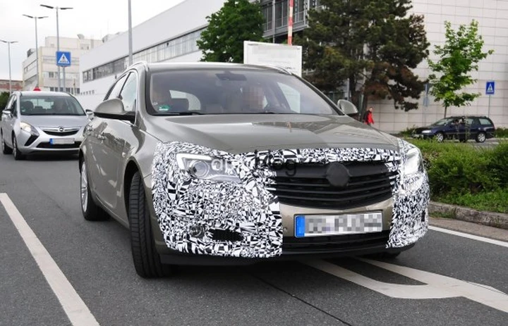 Opel Insignia Sport Tourer: nuove foto spia