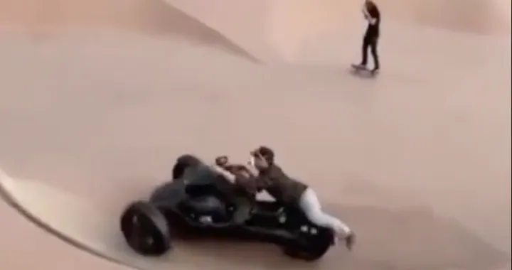 Moto a tre ruote in uno skatepark: video