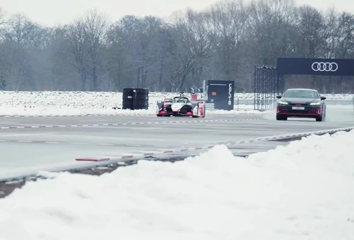 Audi RS e-tron GT sfida in drag race la Formula E [Video]