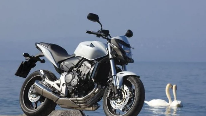 TEST Honda Hornet 2011: nonsolomoda