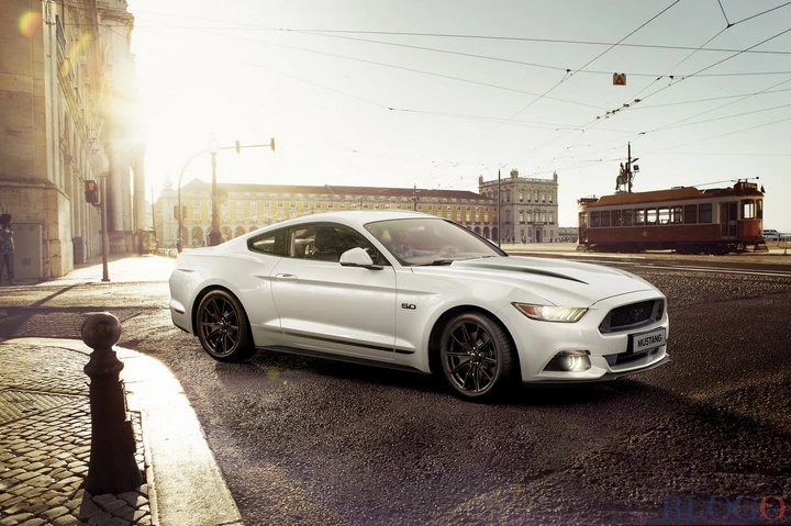 Ford Mustang Black Shadow e Blue Edition