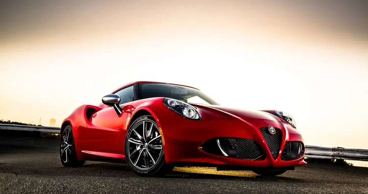 Con l'Alfa Romeo 4C sbaglia l'ingresso in curva e va in off-road | Video