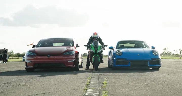 Kawasaki Ninja ZX-10R vs Tesla Model S Plaid vs Porsche 911 Turbo S: chi vince la drag race?
